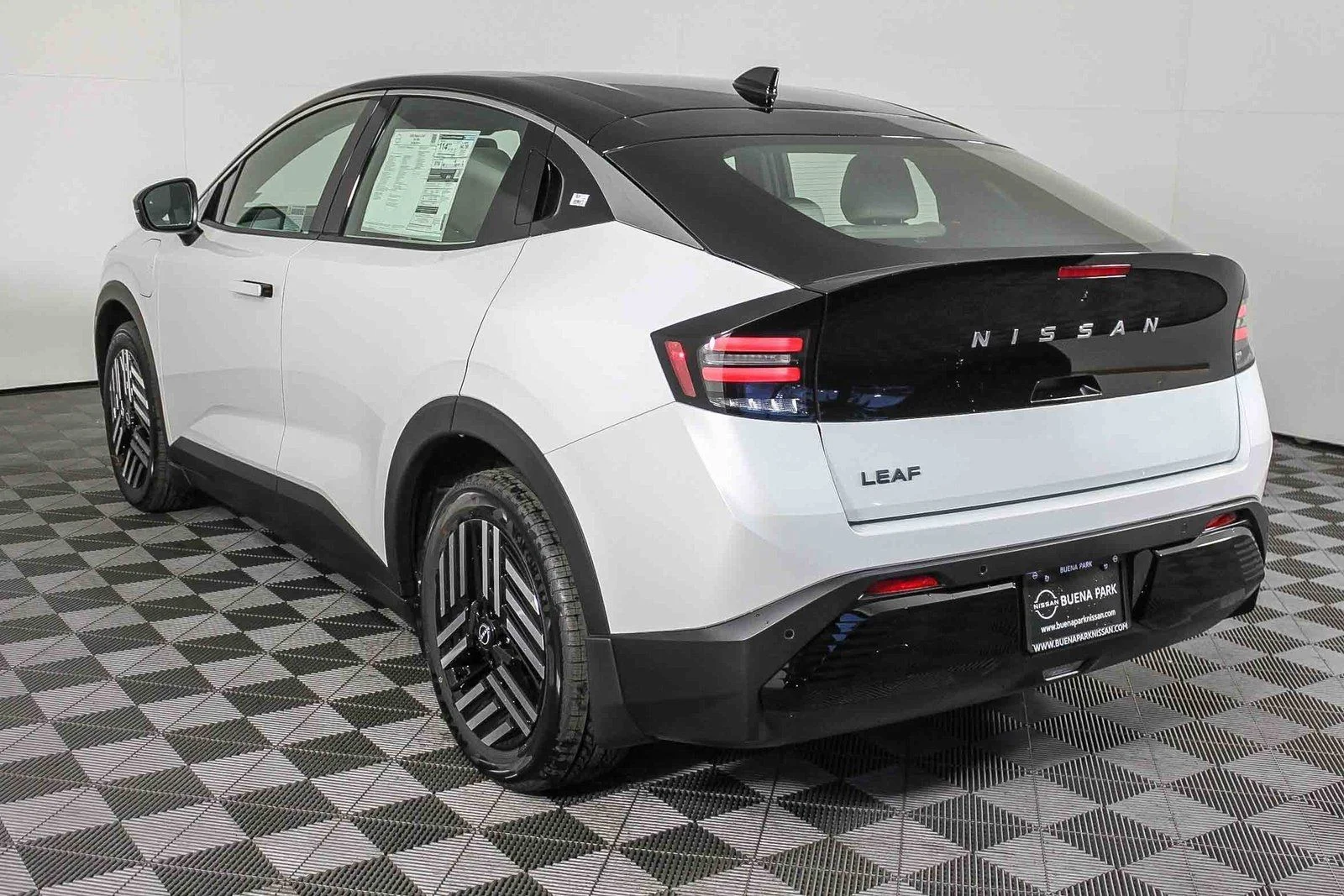 New 2026 Everest White Pearl TriCoat / Super Black Two-tone Nissan SV+ image 6