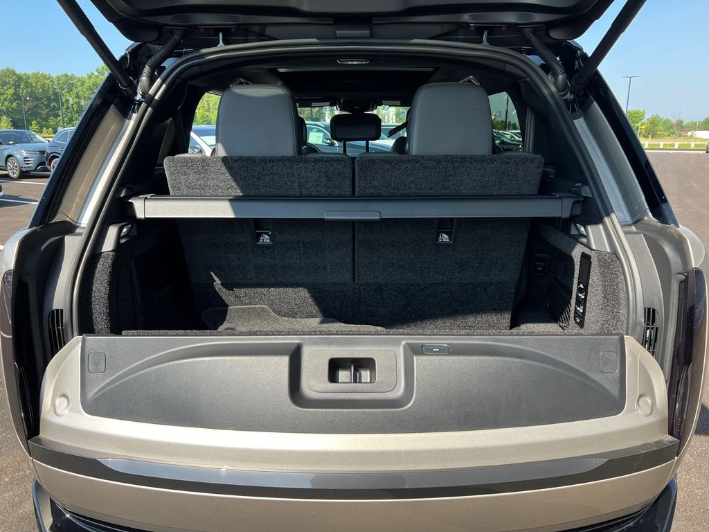 Used 2025 Gold Land Rover SE image 7