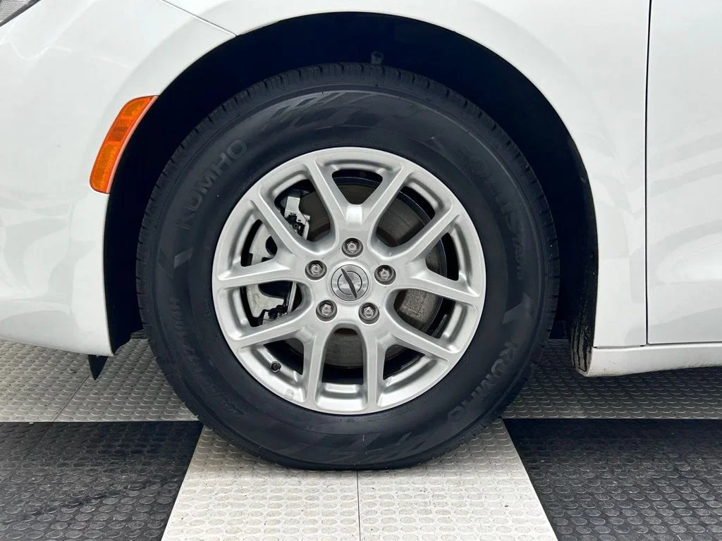 Used 2021 White Chrysler LXI image 8