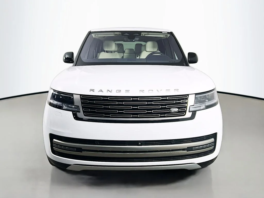 Used 2023 Fuji White Land Rover SE image 2