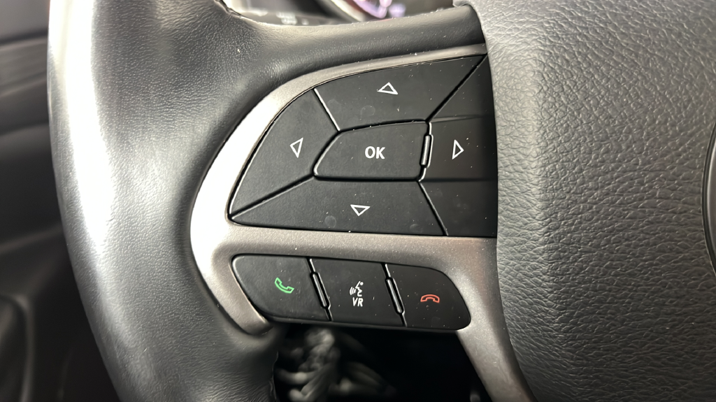 Used 2019 White/off-white Jeep Altitude image 25