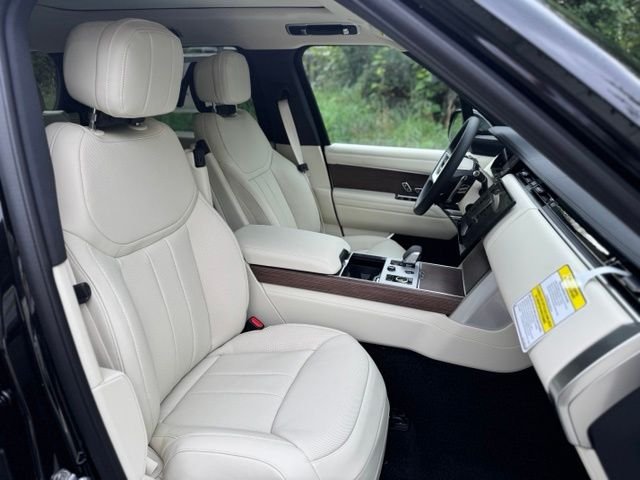 New 2027 Santorini Black Land Rover SE image 20