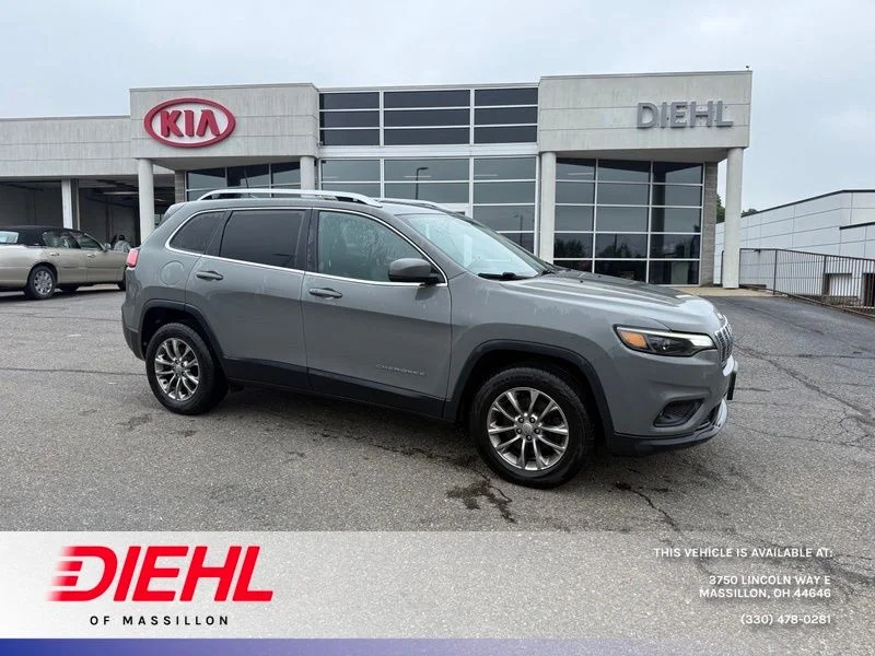 Used 2019 Gray Jeep Latitude Plus image 1
