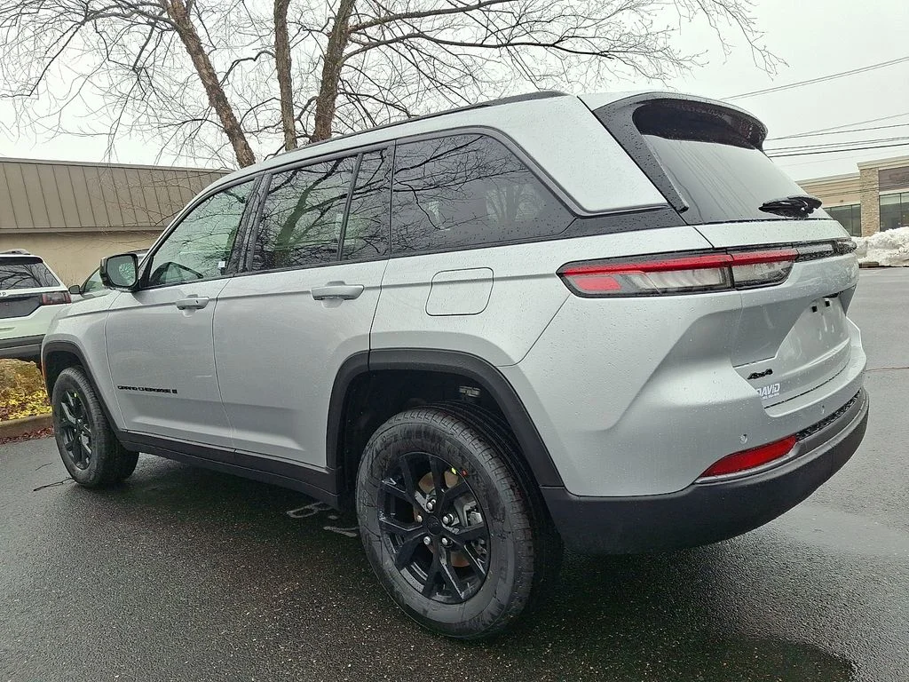 New 2026 Silver Zynith Exterior Paint Jeep Altitude image 3