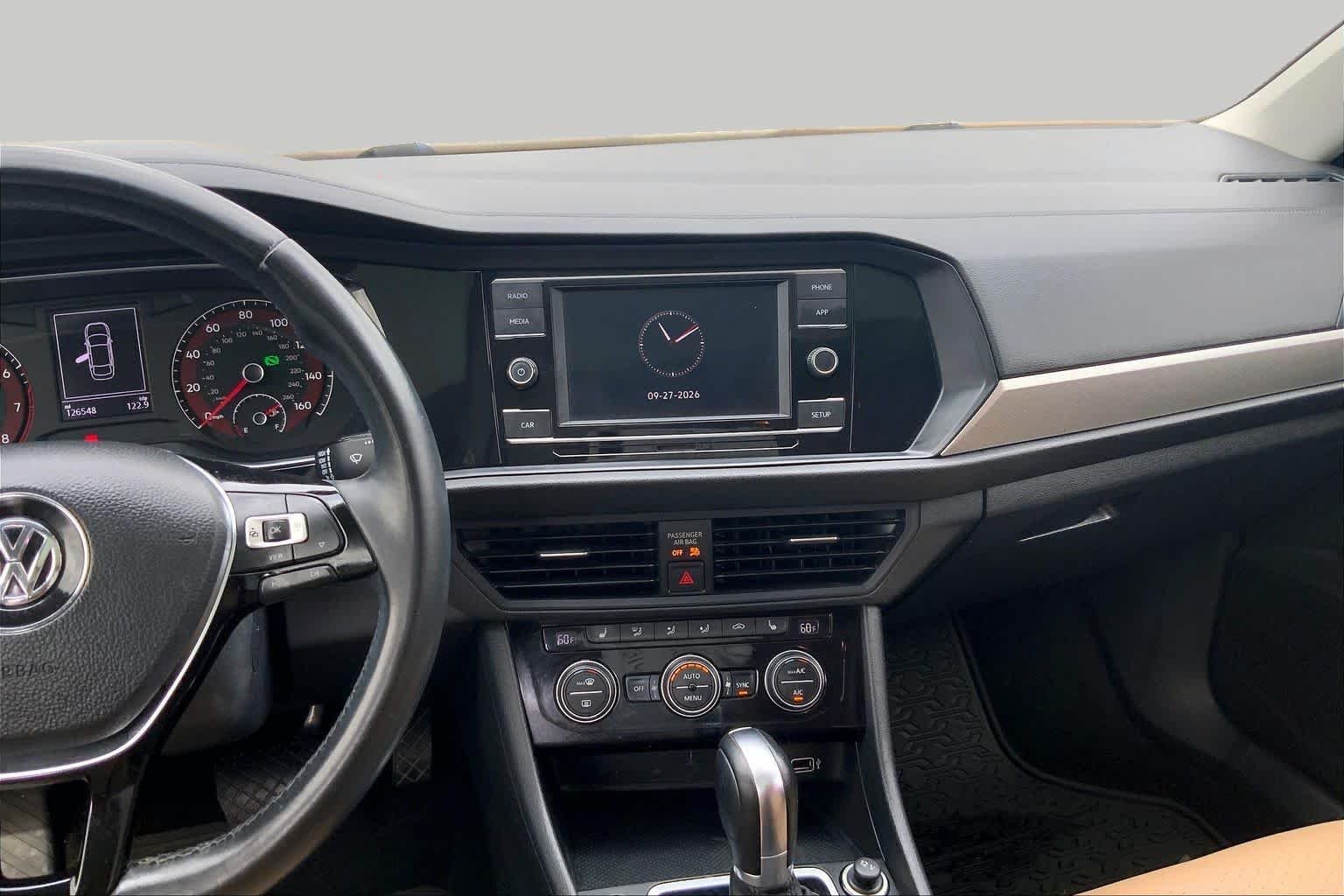Used 2019 Pure White Volkswagen SE image 5