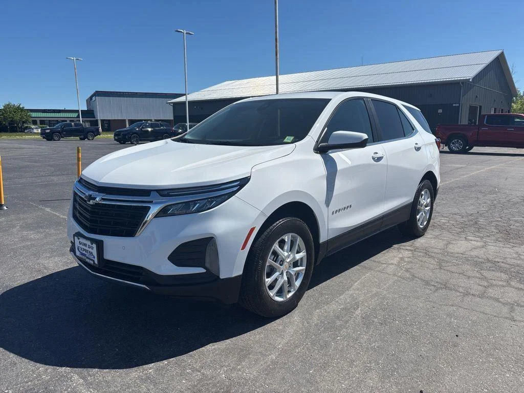Used 2024 Summit White Chevrolet LT image 3