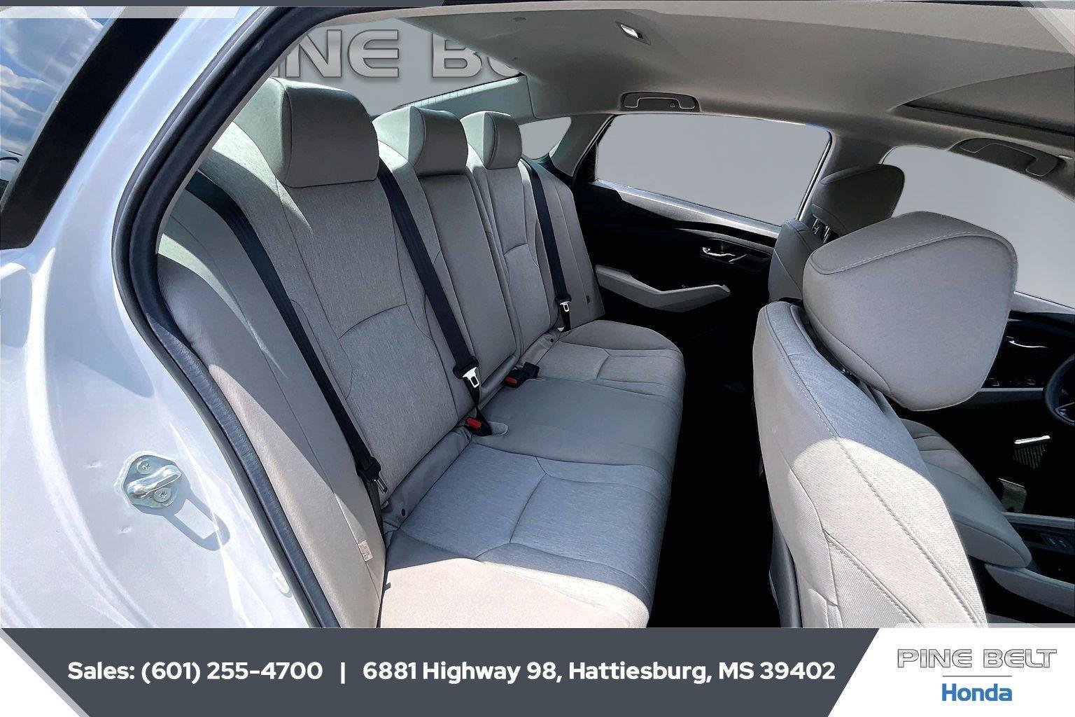 Used 2025 Platinum White Pearl Honda SE image 20