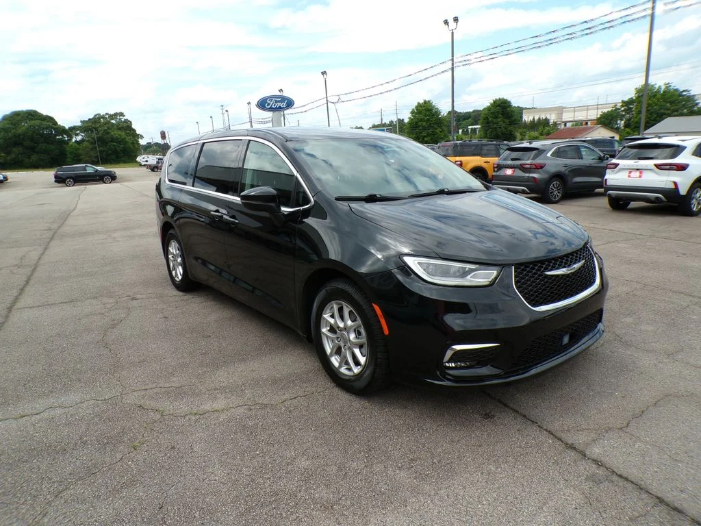 2023 Chrysler Pacifica Touring L's photo