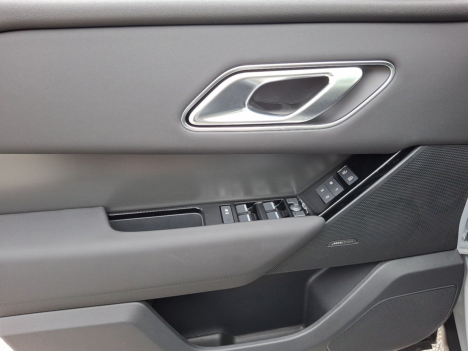 New 2026 Santorini Black Metallic - 1AG Land Rover S image 11