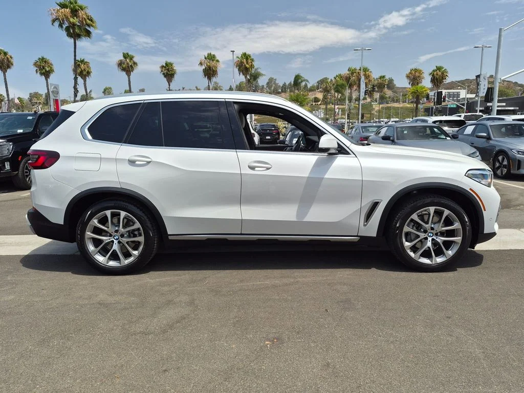 Used 2021 White BMW sDrive40i image 3