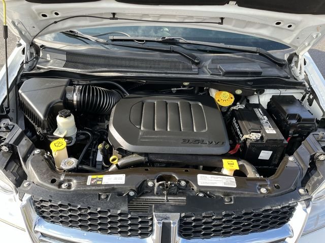 Used 2019 White Dodge SXT image 19