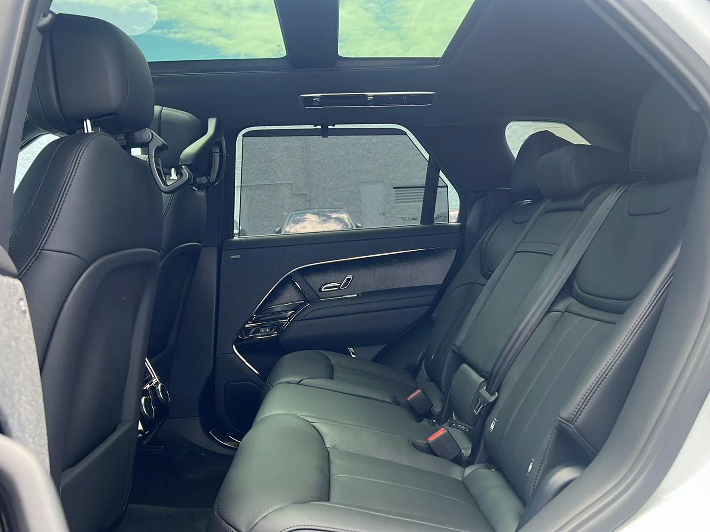 New 2026 Fuji White Land Rover Dynamic SE image 27