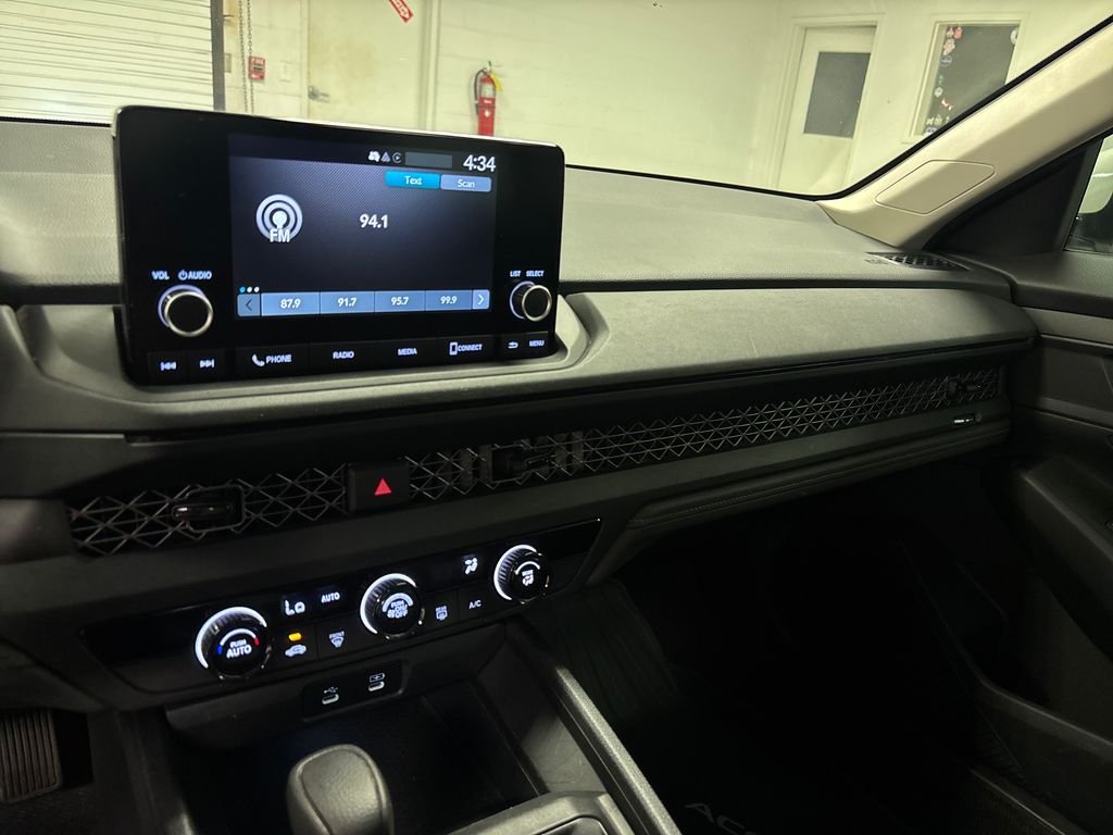 Used 2023 White Honda LX image 34