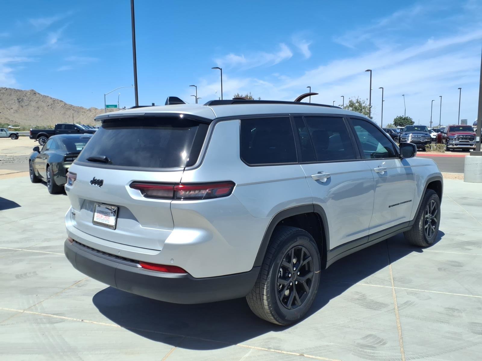 New 2026 Silver Zynith Exterior Paint Jeep Laredo Altitude image 4