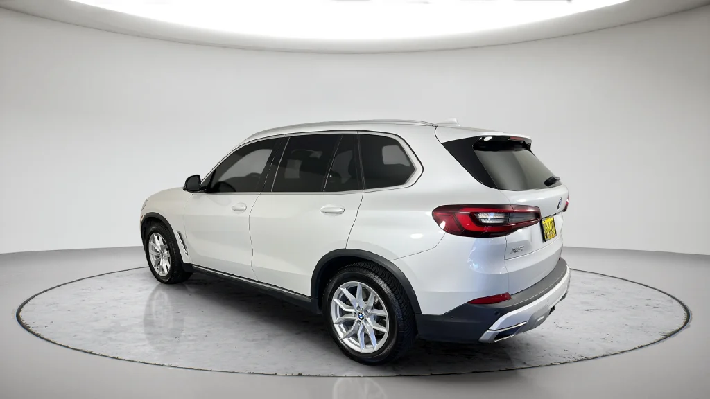 Used 2021 White BMW xDrive40i image 11