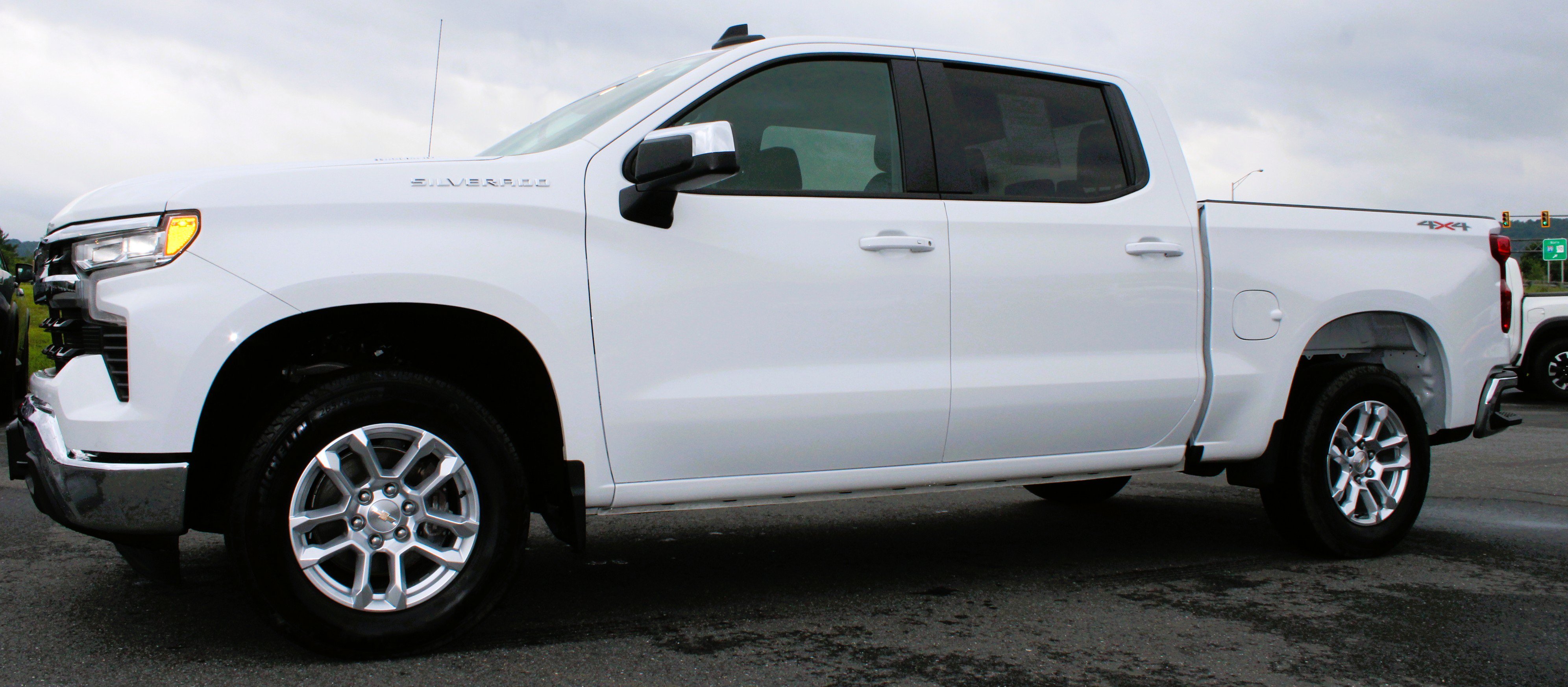 Used 2025 Summit White Chevrolet LT image 14