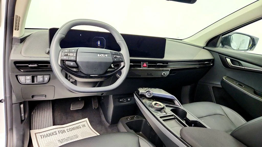 Used 2025 Glacier White Pearl Kia Wind AWD image 11