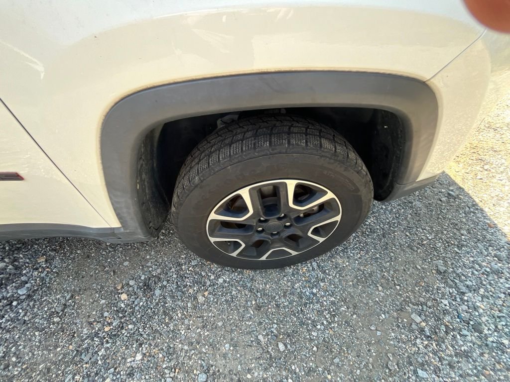 Used 2021 White Jeep Trailhawk image 26