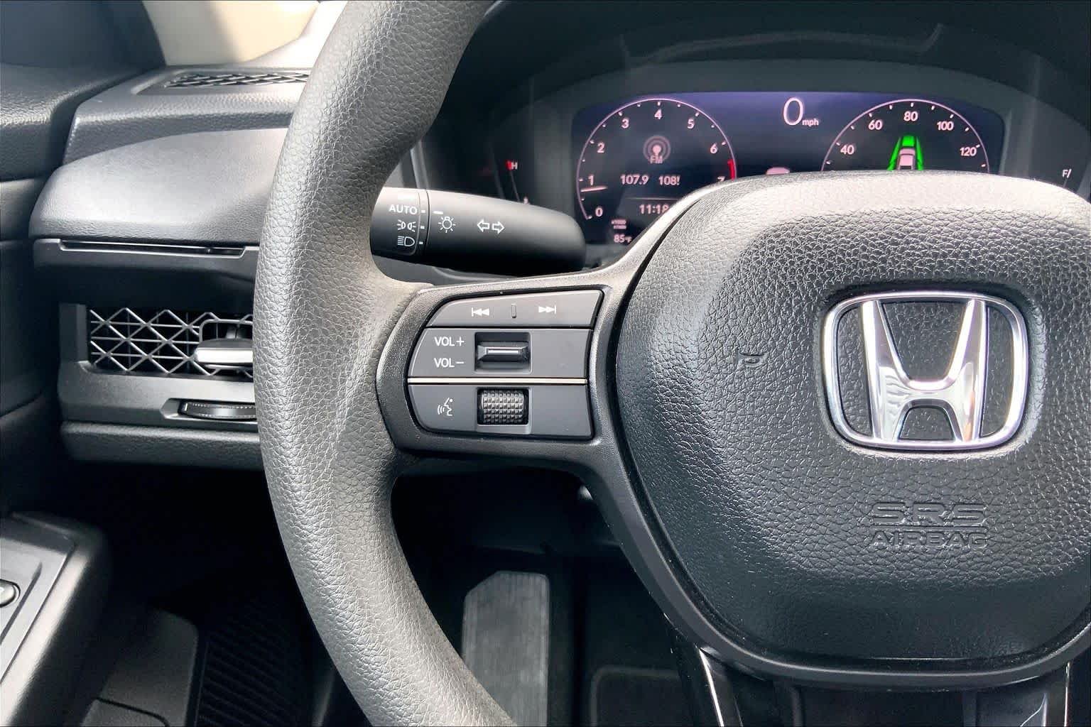 Used 2025 Meteorite Gray Metallic Honda SE image 24