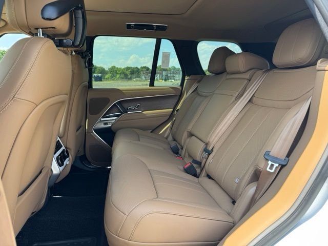 New 2026 Ostuni Pearl White Land Rover SE image 11