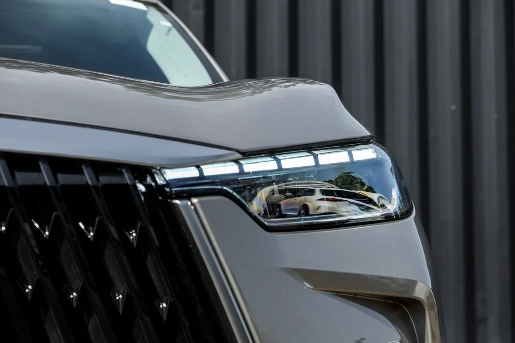 New 2027 WARM TITANIUM INFINITI Luxe AWD image 6