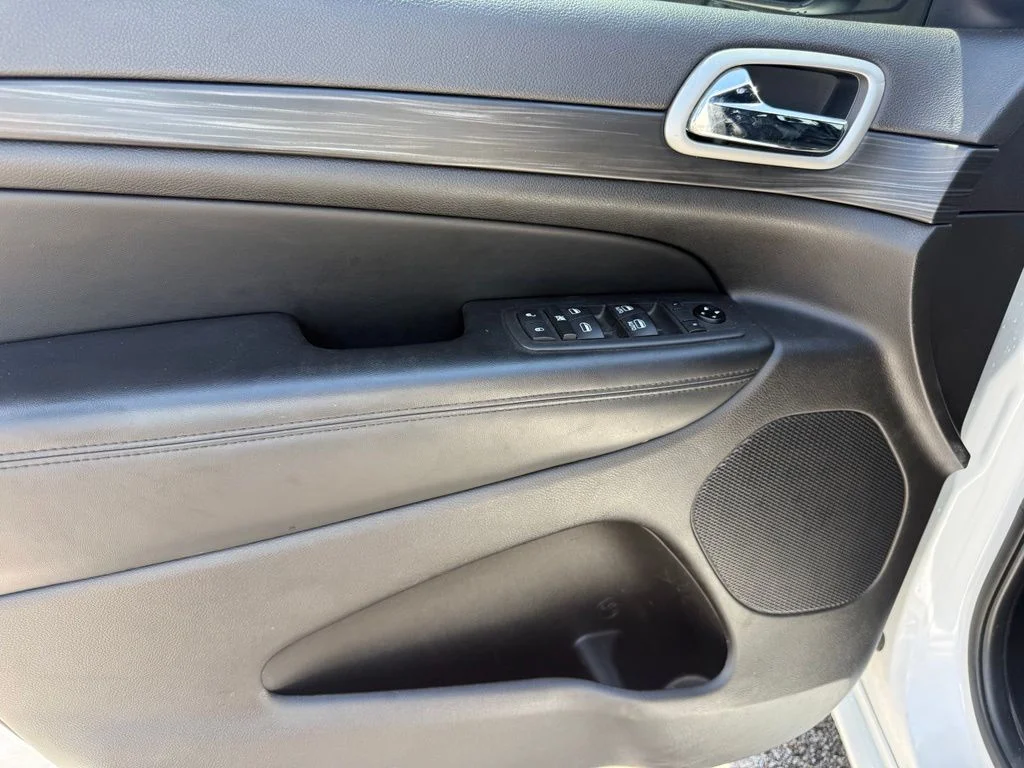 Used 2020 White Jeep Altitude image 5