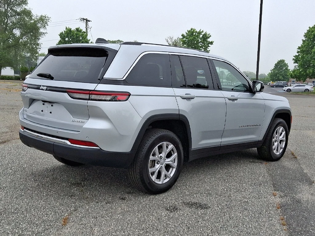 Used 2022 Silver Jeep Limited 4x4 image 12