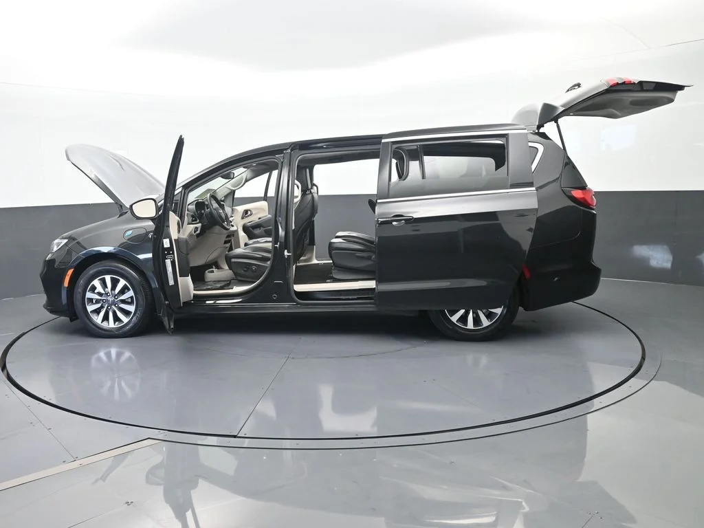Used 2023 Brilliant Black Crystal Pearlcoat Chrysler Touring L image 73