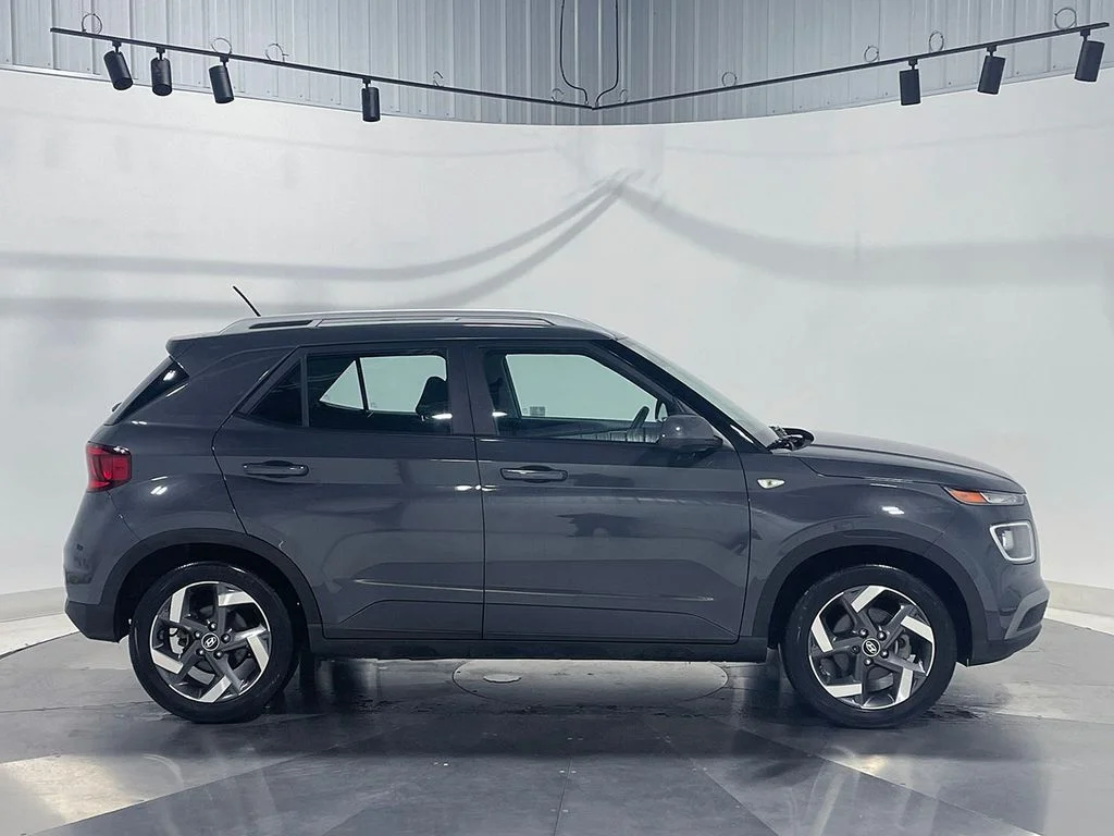 Used 2023 Gray Hyundai SEL image 9
