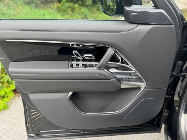 New 2027 Santorini Black Land Rover SE image 8