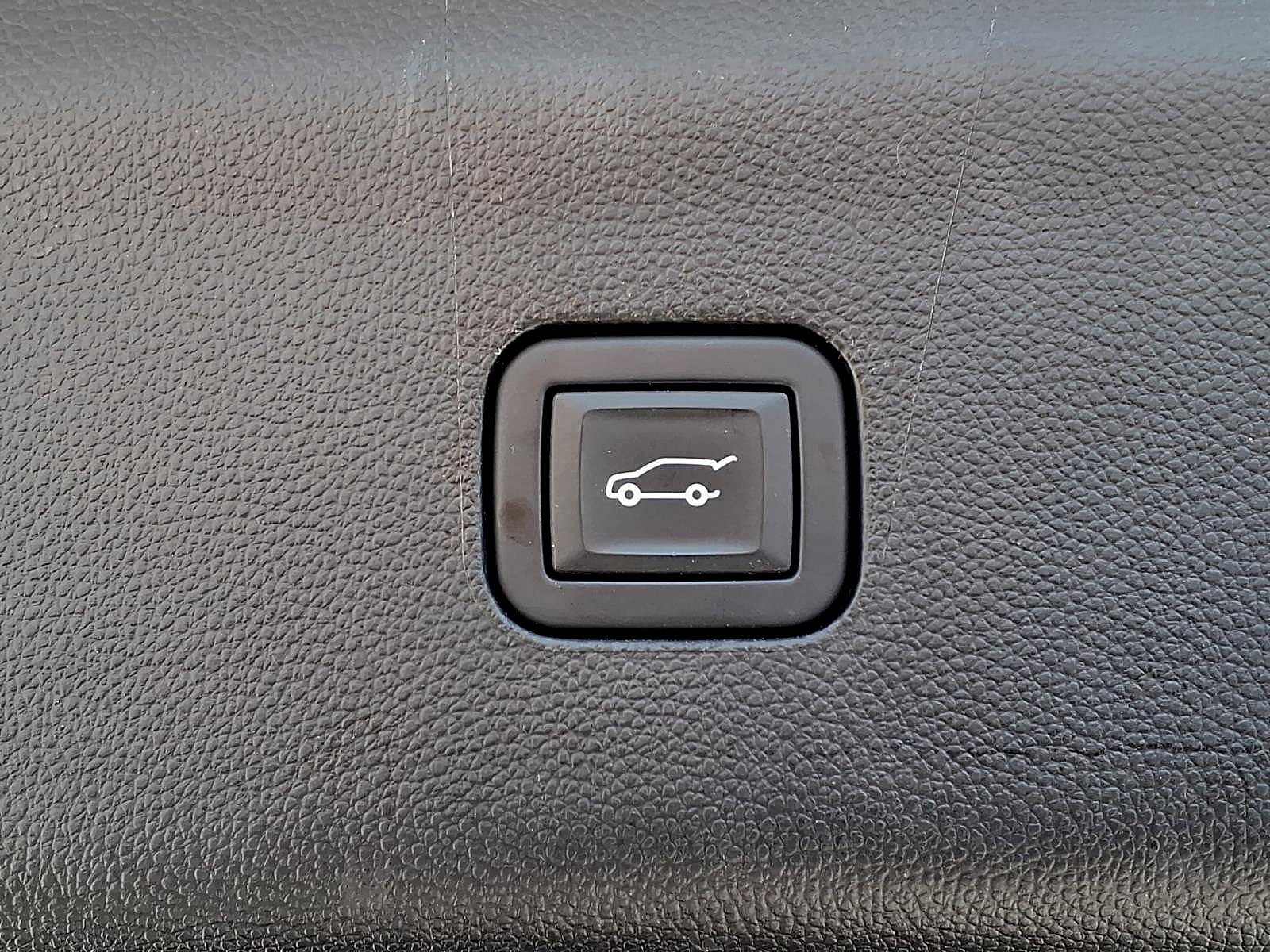 Used 2023 Summit White Buick Essence image 23