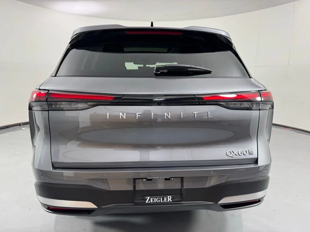 Certified Used 2026 Gray INFINITI LUXE image 4