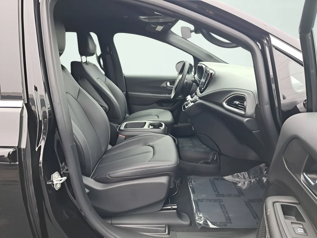 New 2026 Diamond Black Crystal Pearl-Coat Exterior Paint Chrysler Select image 16