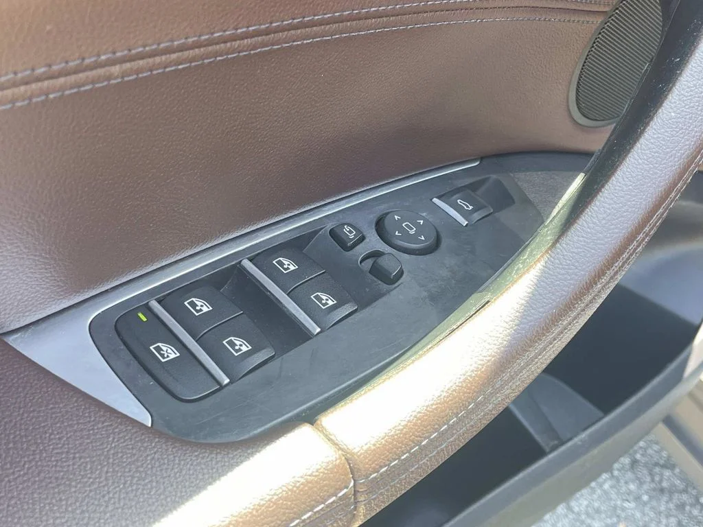 Used 2019 White BMW xDrive30i image 13