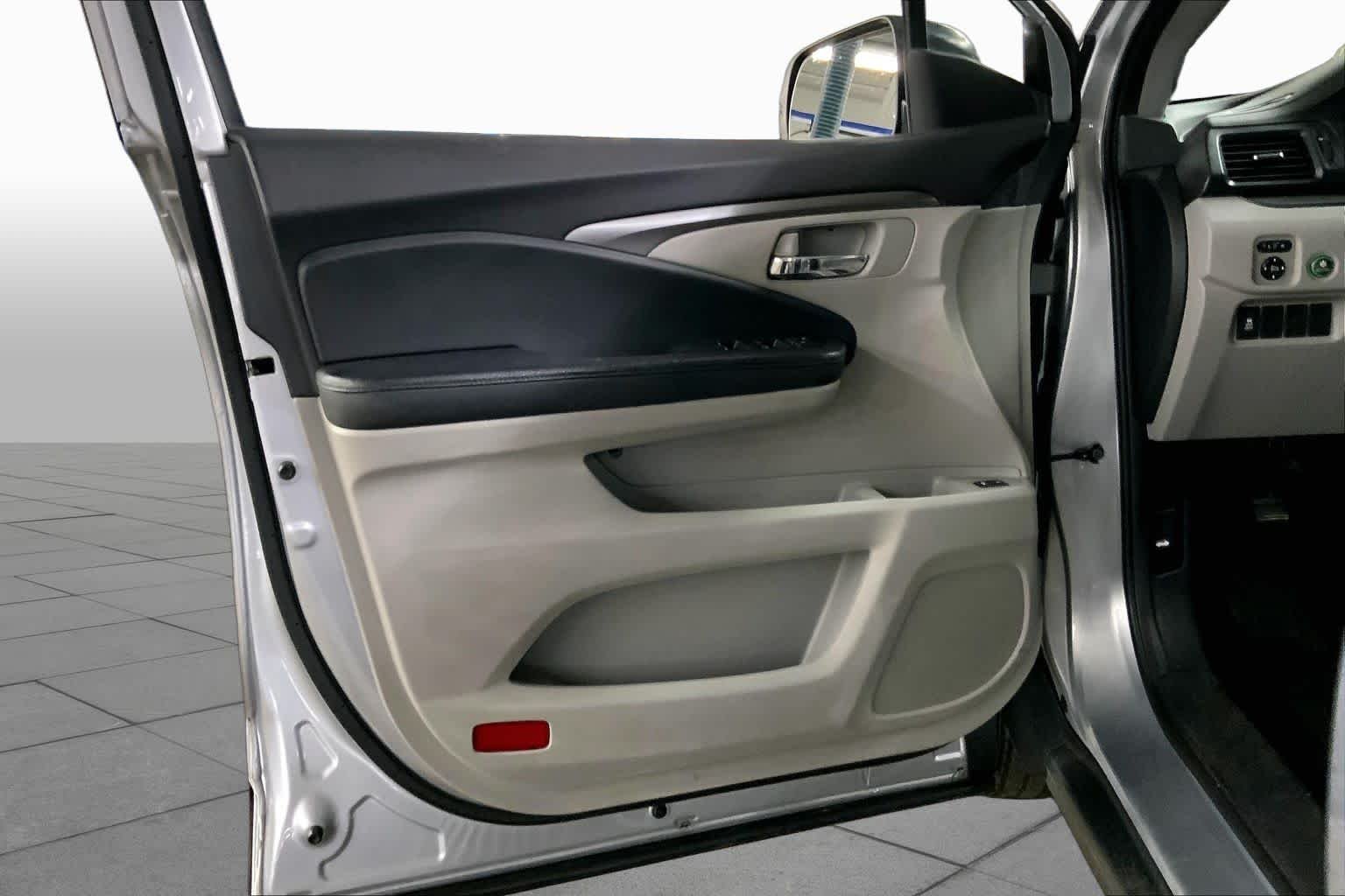 Used 2017 Lunar Silver Metallic Honda EX-L image 22