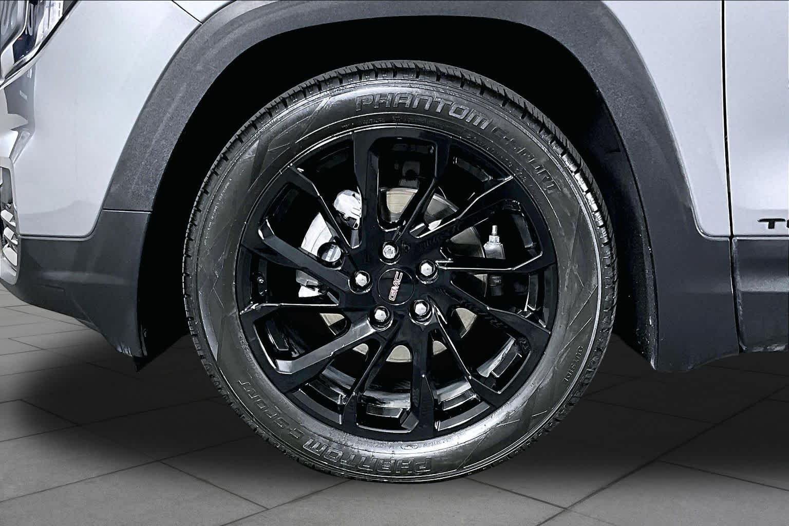 Used 2024 Sterling Metallic GMC SLT image 9