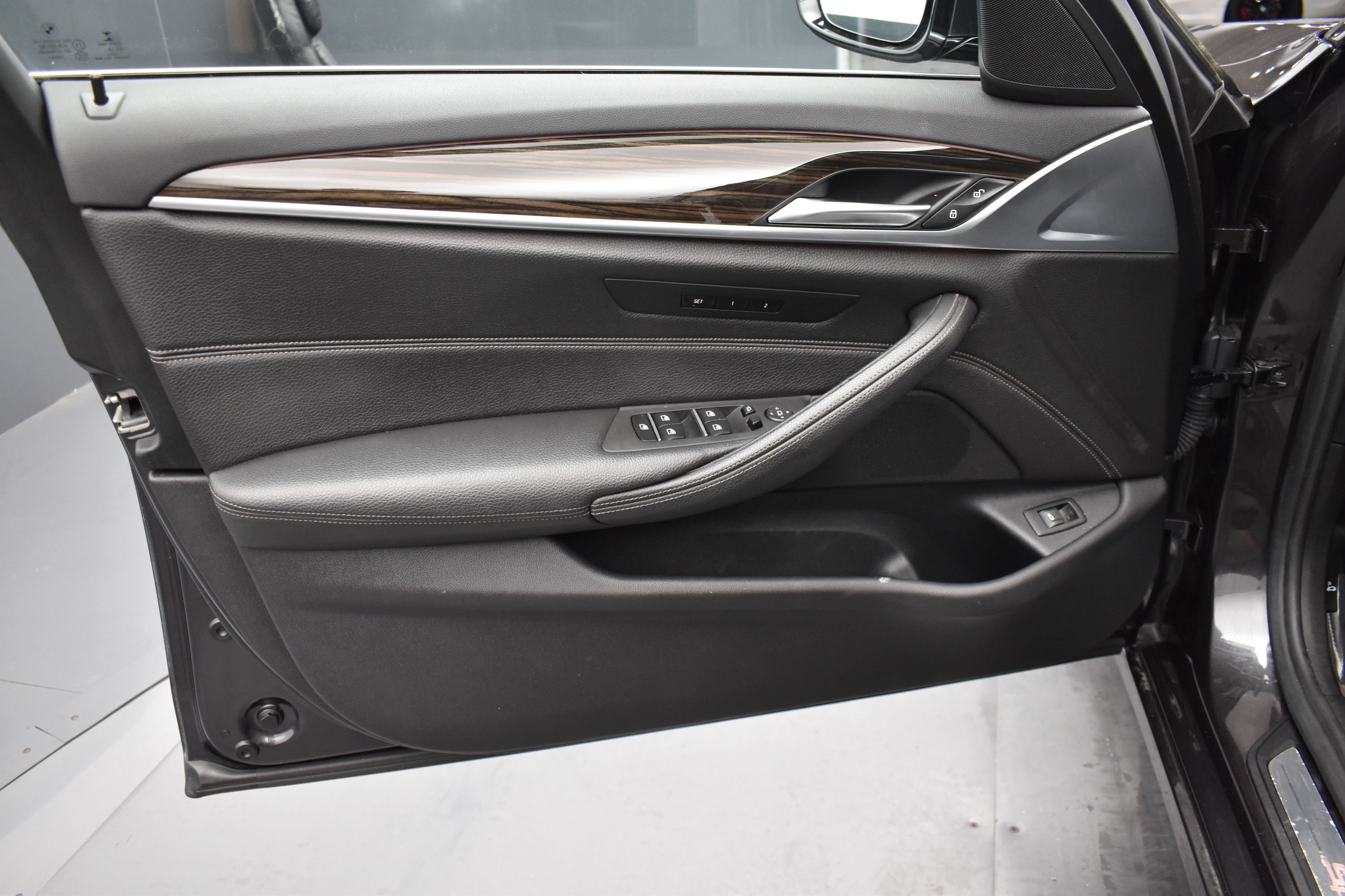 Used 2019 Dark Graphite Metallic BMW 530i xDrive image 5