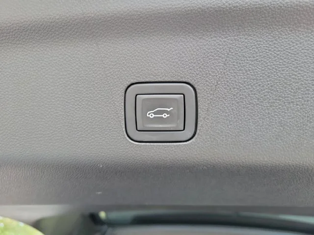 2025 GMC Yukon XL Denali - Photo 16