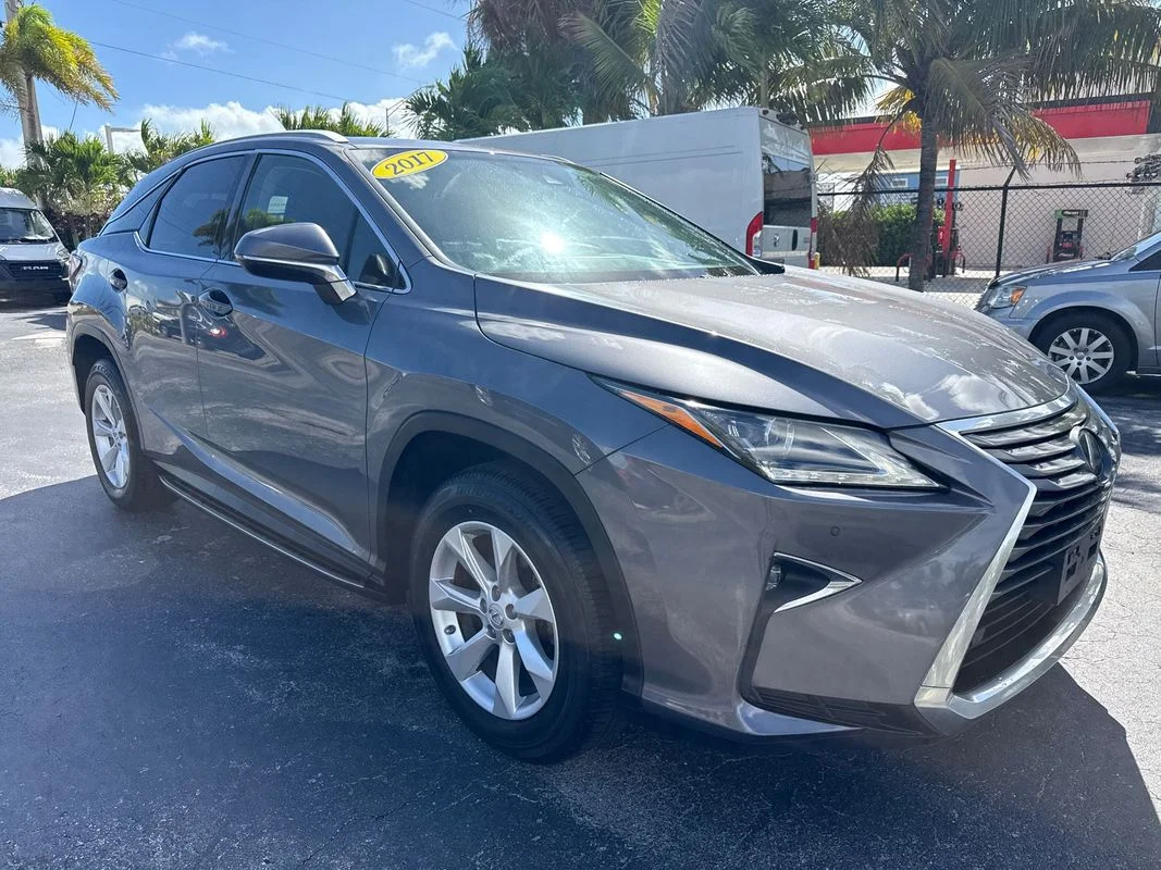 Used 2017  Lexus  image 7