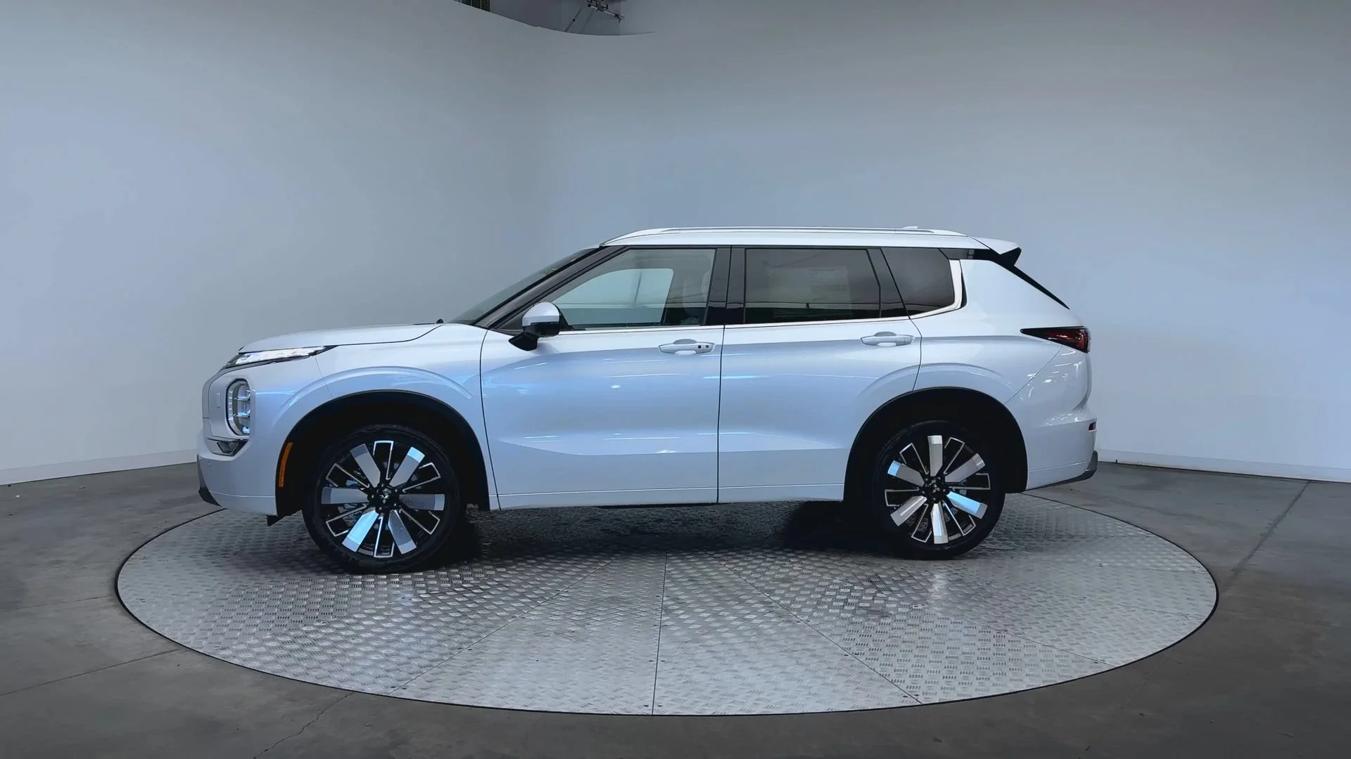 New 2026 White Diamond Mitsubishi SEL image 5
