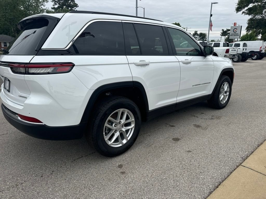 New 2026 Bright White Clear-Coat Exterior Paint Jeep Laredo X image 5