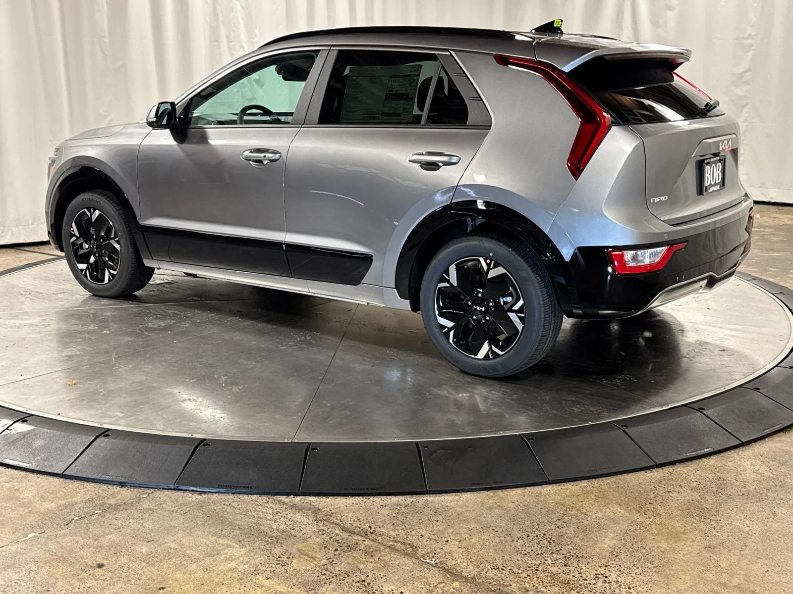 New 2026 Steel Gray Kia Wind image 7