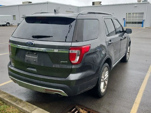 Used 2017 Magnetic Ford XLT image 3