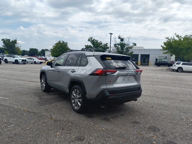 Used 2021 Silver Toyota XLE Premium image 6