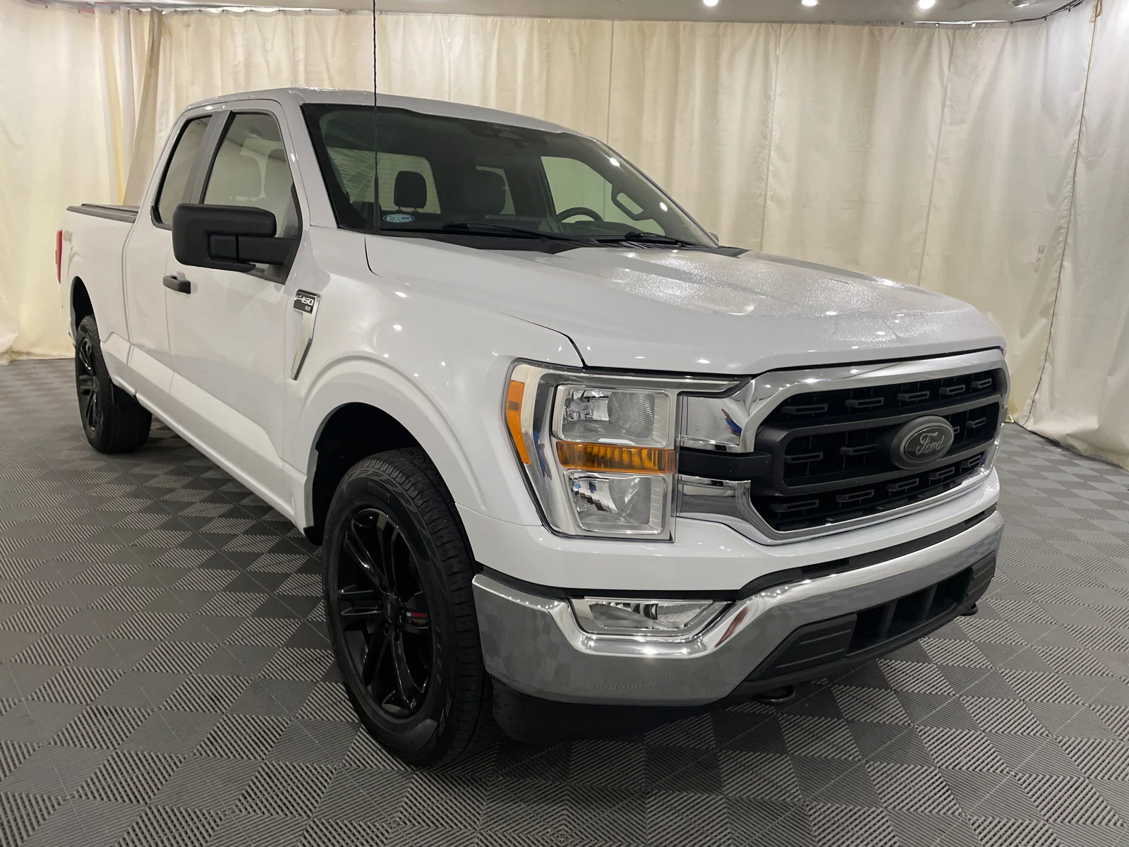 Used 2022 Oxford White Ford XLT image 3