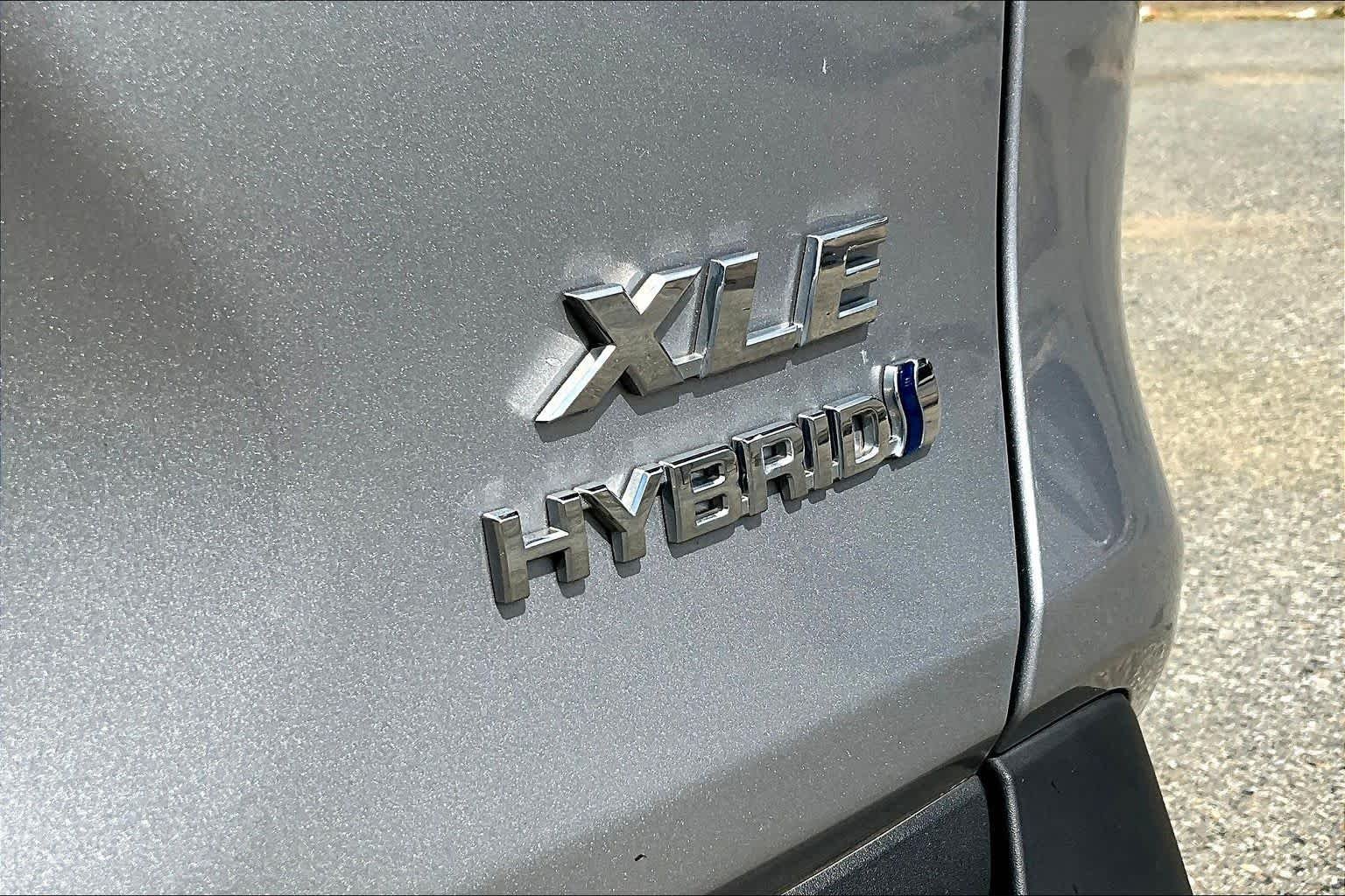 2022 Toyota RAV4 XLE - Photo 19
