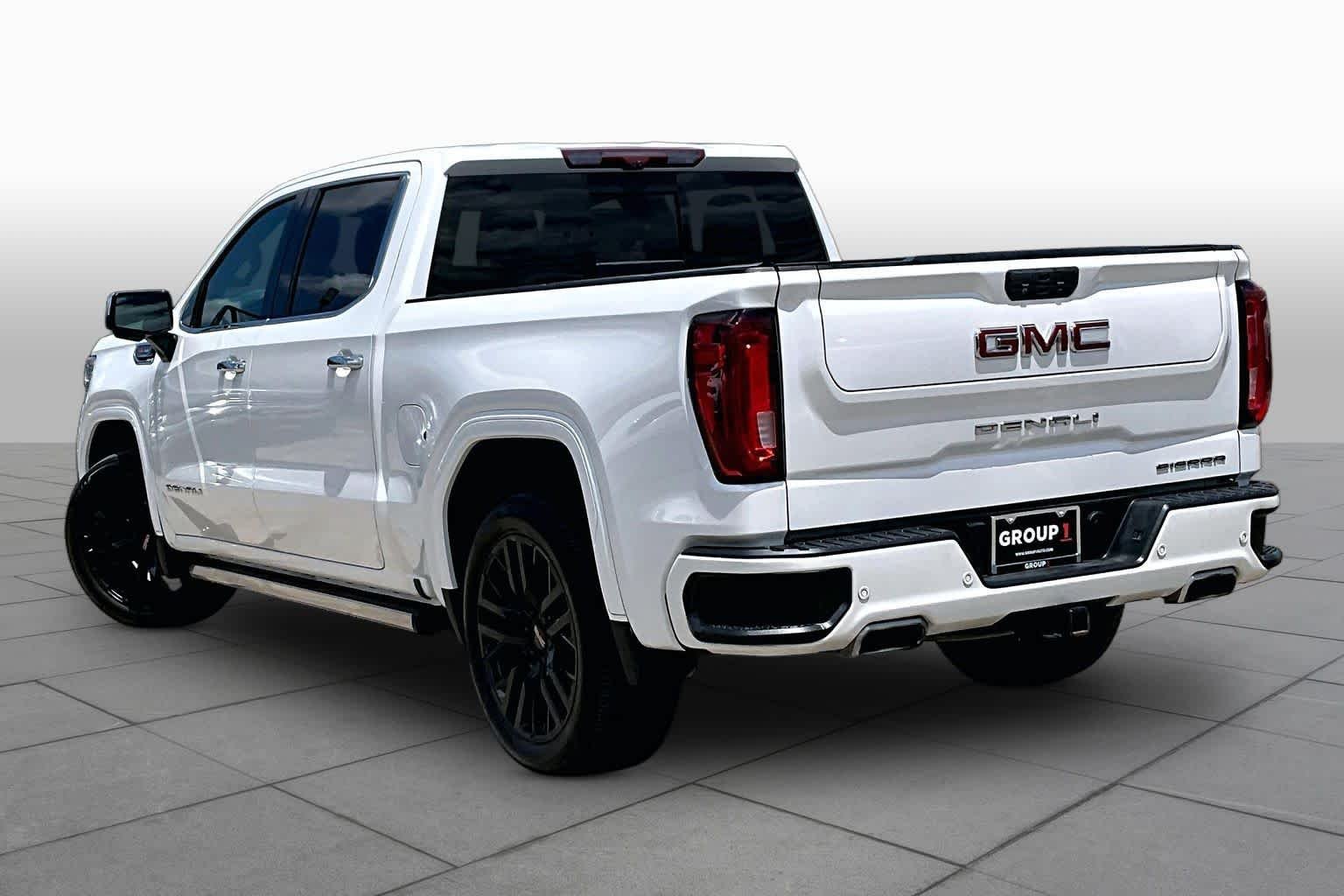 Used 2022 White Frost Tricoat GMC Denali image 12