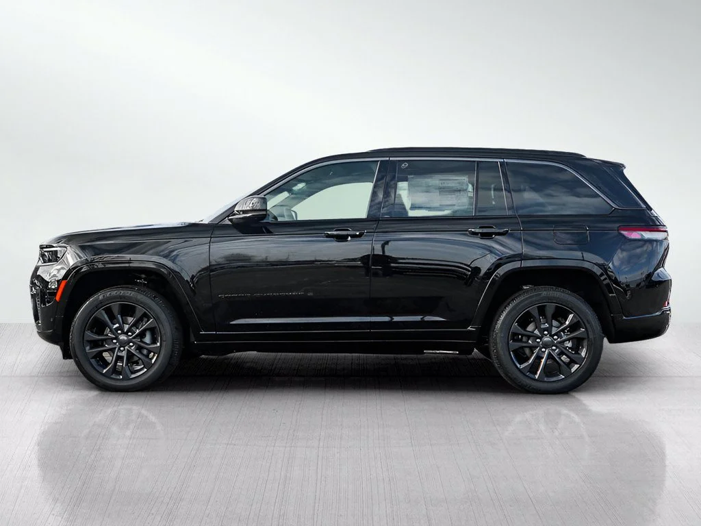 New 2026 Diamond Black Crystal Pearlcoat Jeep Limited Reserve image 4