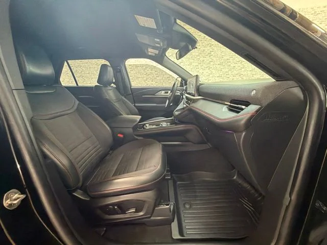Used 2025 Agate Black Metallic Ford ST-Line image 11