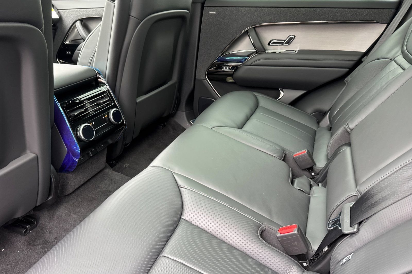 New 2026 Santorini Black Land Rover SE image 12